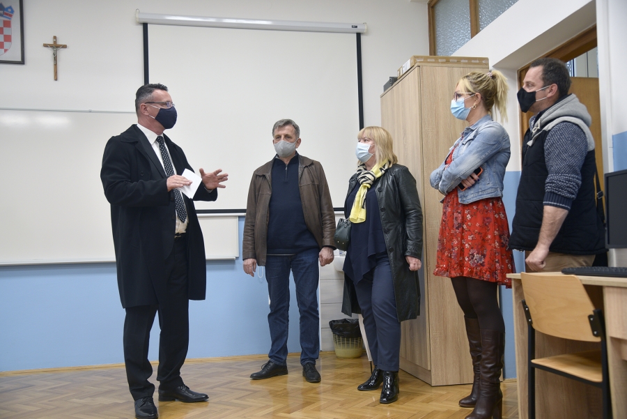 ŽUPAN MARUŠIĆ OBIŠAO ZAVRŠENE RADOVE ENERGETSKE OBNOVE SREDNJE MEDICINSKE I OBRTNIČKE ŠKOLE