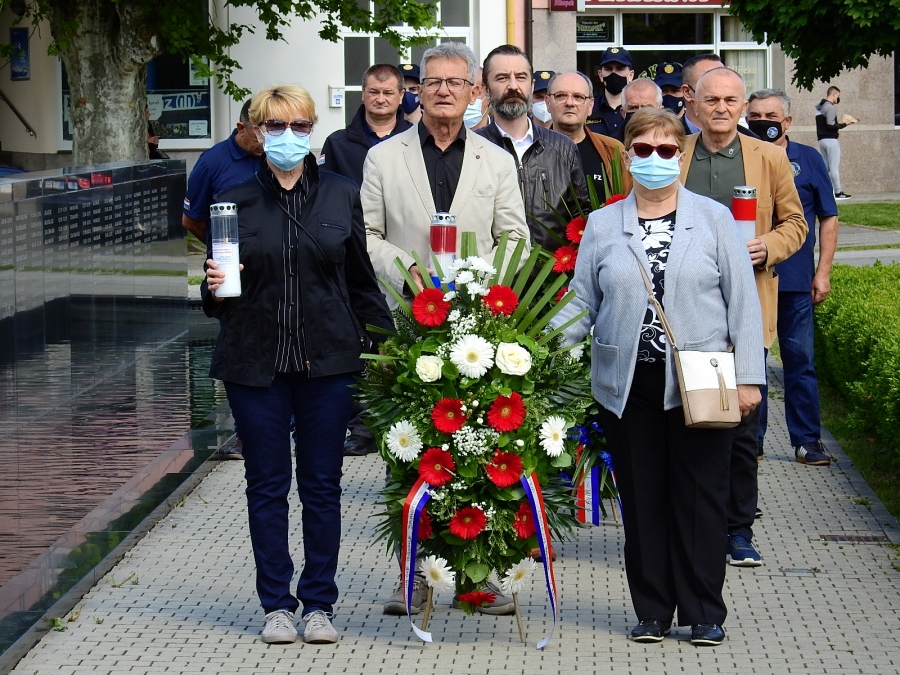 Uz Dan državnosti u Novoj Gradiški položeni vijenci i zapaljene svijeće