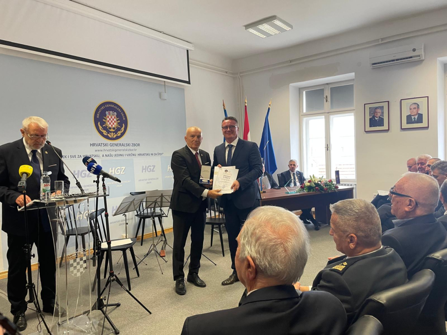 ŽUPAN DANIJEL MARUŠIĆ DOBITNIK SREBRNE PLAKETE HRVATSKOGA GENERALSKOG ZBORA