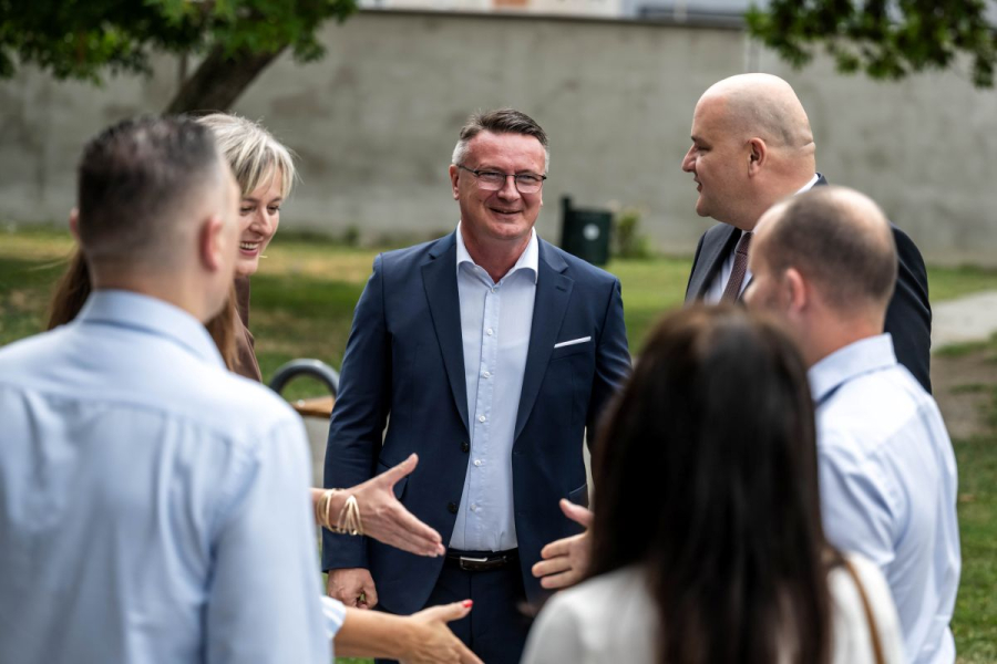 MINISTAR ŠUŠNJAR DODIJELIO UGOVORE ZA STIPENDIRANJE UČENIKA U OBRTNIČKIM ZANIMANJIMA