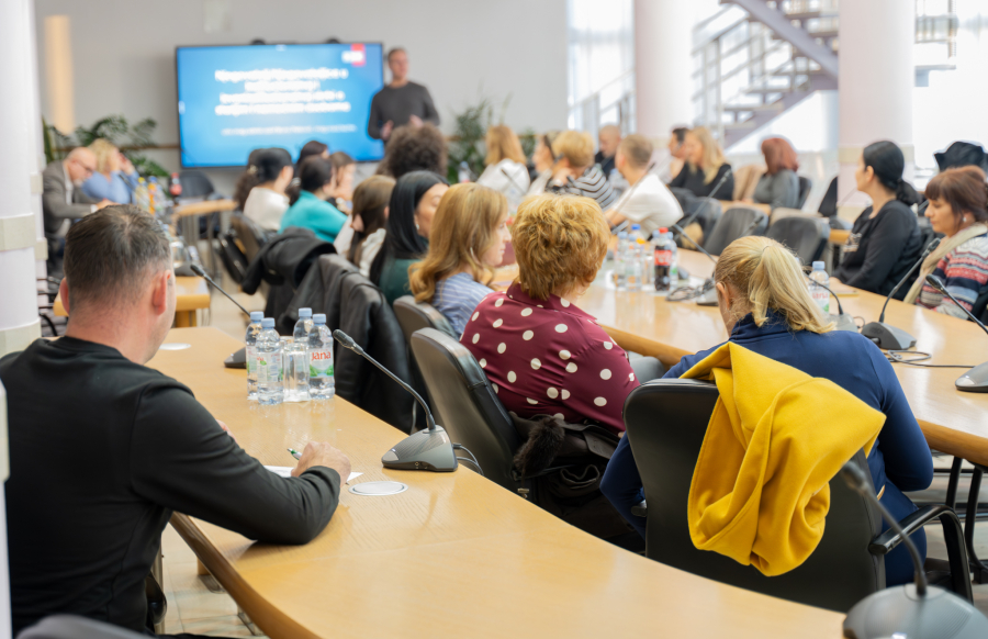 Znanje i empatija kao temelj skrbi za starije i nemoćne: Brodsko-posavska županija provela edukaciju za pružatelje socijalnih usluga
