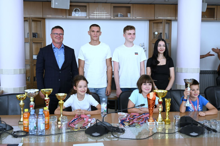 IZVRSNI UČENICI I SPORTAŠI NA PRIJEMU KOD ŽUPANA